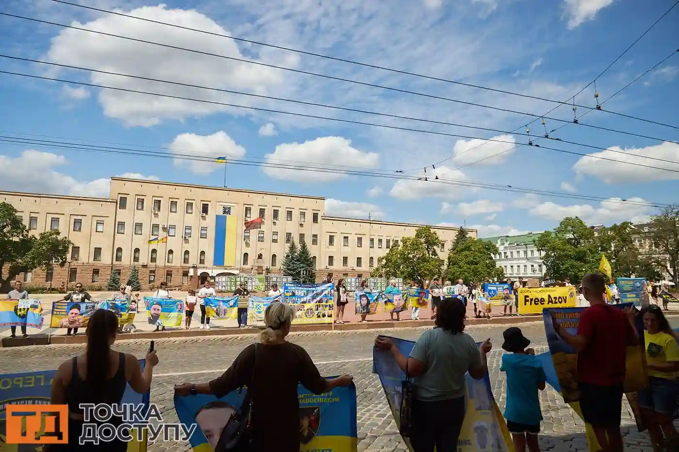 У центрі Кропивницького провели традиційну акцію на підтримку захисників, які перебувають у полоні або вважаються зниклими.