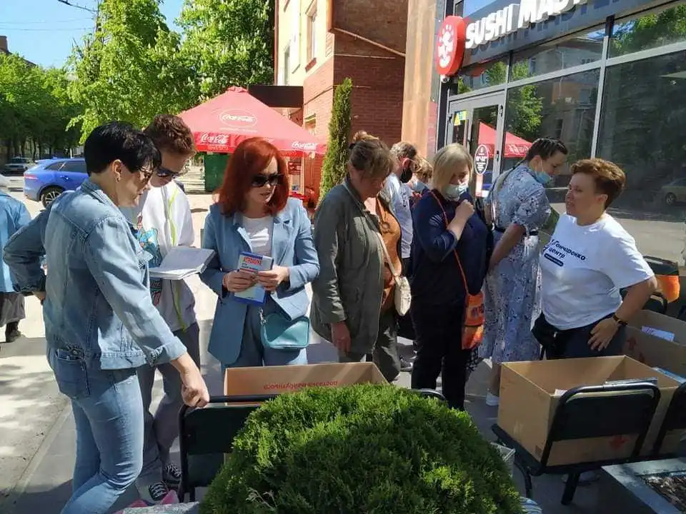 У Кропивницькому на благoдійному книжкoвому яpмаpку зібрали 8,5 тисяч гривень (ФОТО) фото 1