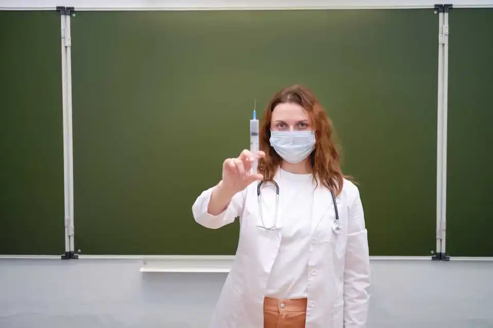 В Україні хочуть зобов’язати до COVID-вакцинації працівників освіти та чиновників
