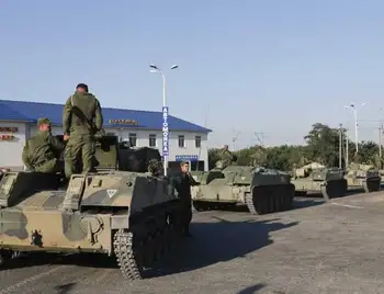 Росія демонстративно перекидає до адмінкордону з Україною військову техніку фото 1