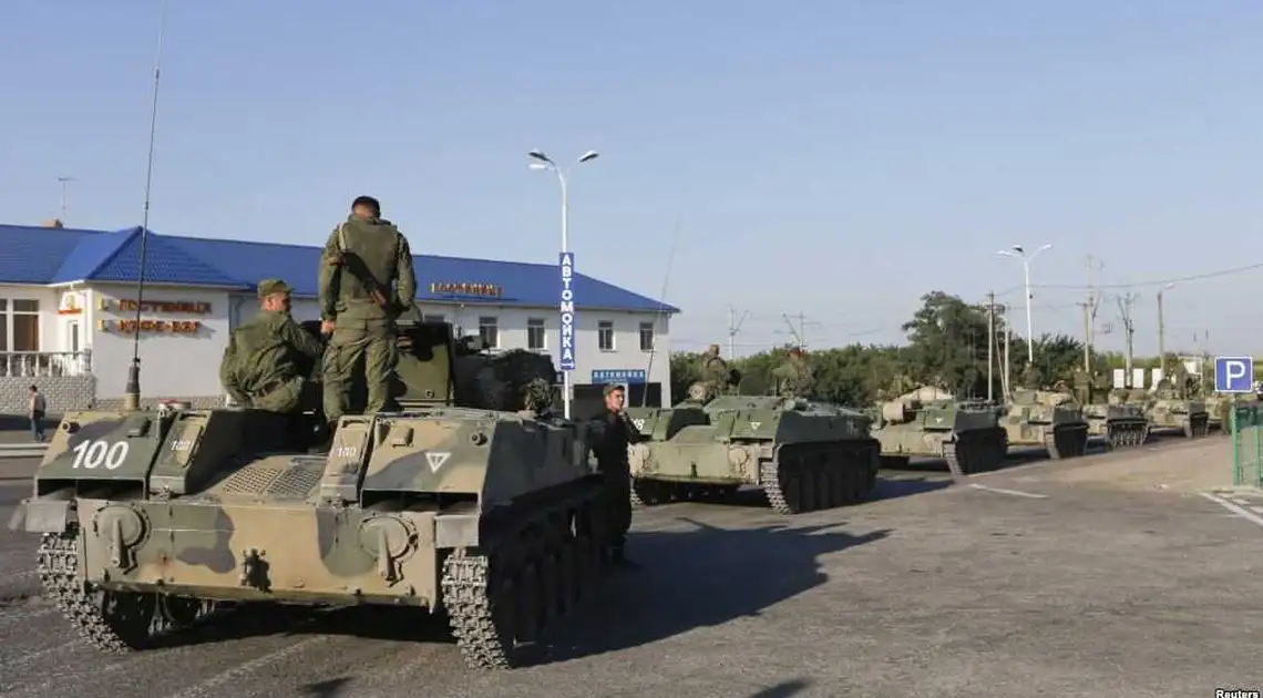 Росія демонстративно перекидає до адмінкордону з Україною військову техніку фото 1