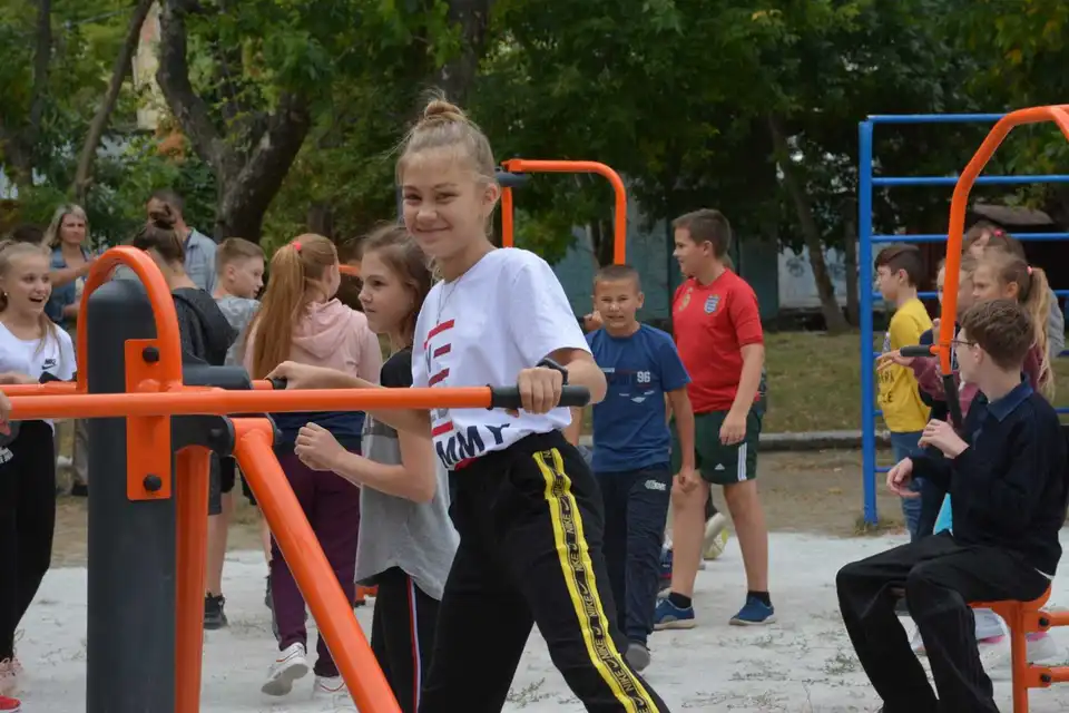 У Кpопивницькому на теpитоpії двох шкіл відкpили вуличні тpенажеpні комплекси (ФОТО)