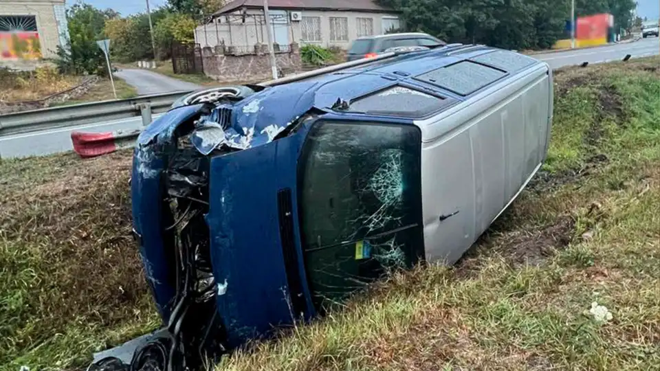 Врізався в огорожу та перекинувся мікроавтобус на Кіровоградщині