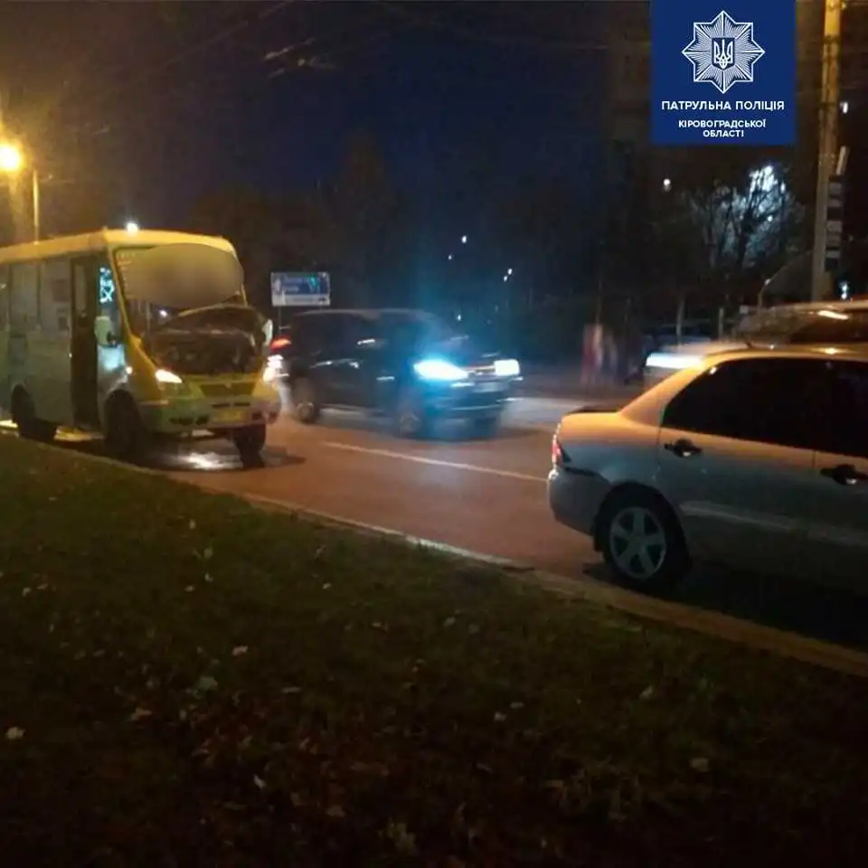 У Кропивницькому сталася ДТП за участі маршрутки та "Mitsubishi" (ФОТО)