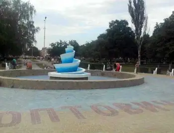 Олександрійці обурюються тим, як спонсори пропіарились на бруківці біля фонтану (ФОТО) фото 1