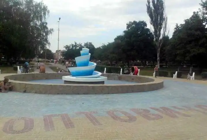Олександрійці обурюються тим, як спонсори пропіарились на бруківці біля фонтану (ФОТО) фото 1