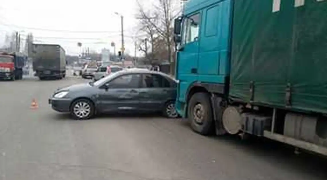 У Кропивницькому вантажівка протаранила «Mitsubisi Lancer» (ФОТО) фото 1