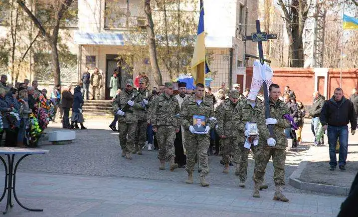Кіровоградці попрощалися із загиблим в АТО Віталієм Федитником (ФОТО) фото 1
