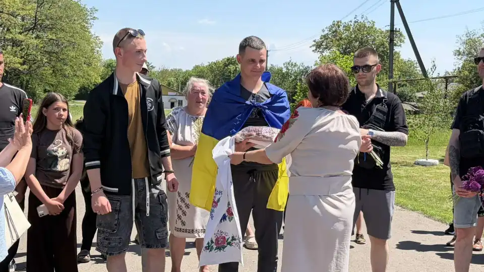 У селі Новоігорівка на Кіровоградщині зустріли захисника Володимира Беца, який повернувся з російського полону після понад 4 років.