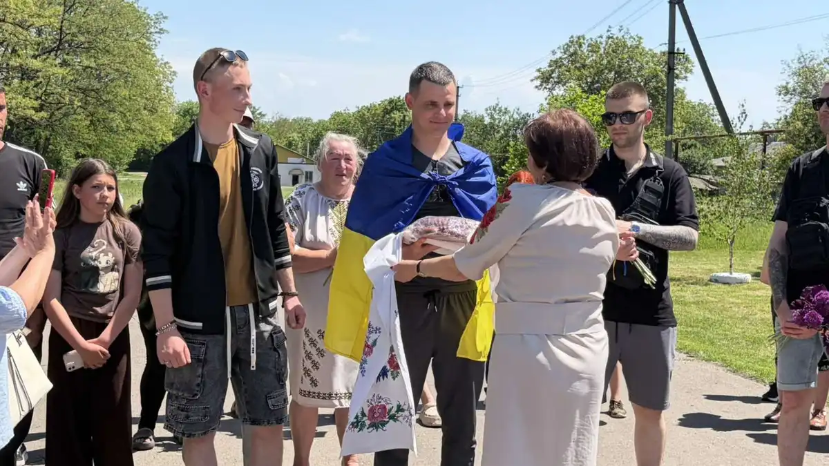 У селі Новоігорівка на Кіровоградщині зустріли захисника Володимира Беца, який повернувся з російського полону після понад 4 років.