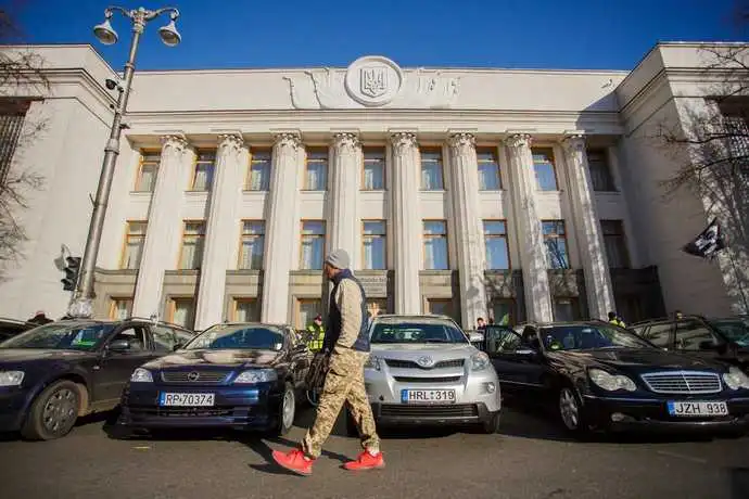 Рада підвищила штрафи за "євробляхи" у десятки разів