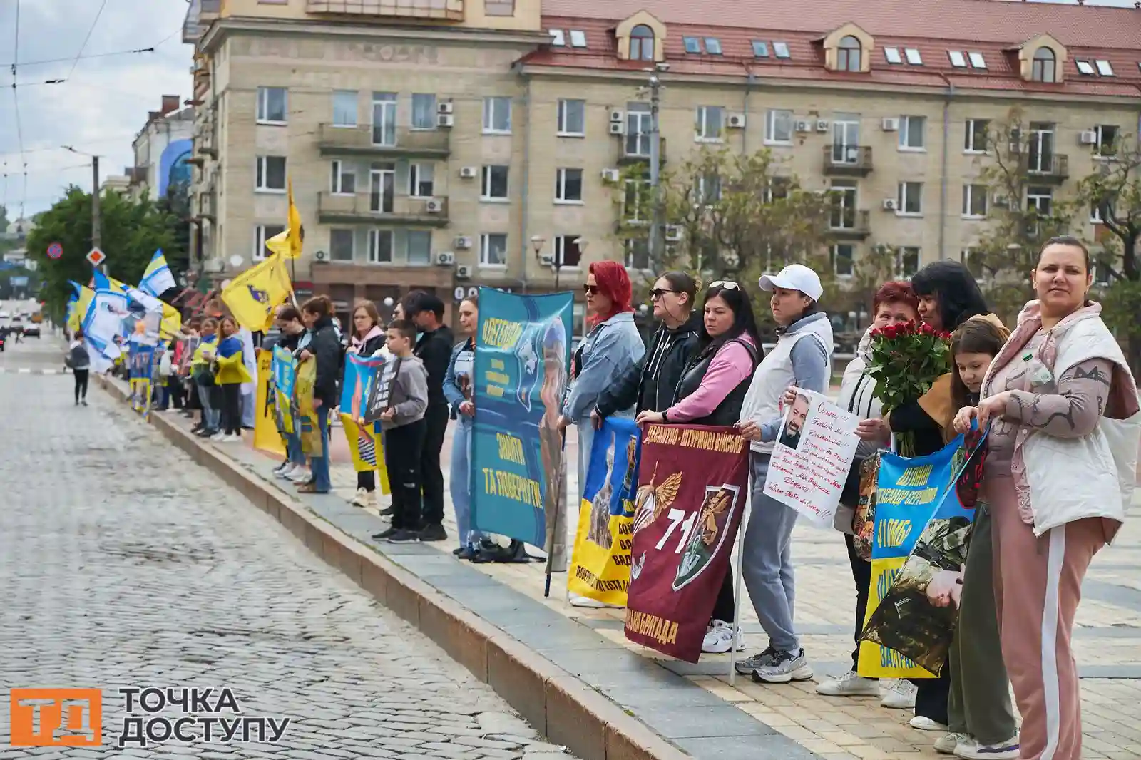У Кропивницькому провели акцію на площі Героїв Майдану, щоб привернути увагу до проблеми зниклих безвісти.
