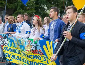 Кількасот жителів Кропивницького у вишиванках пройшлись центром міста (ФОТОРЕПОРТАЖ) фото 1