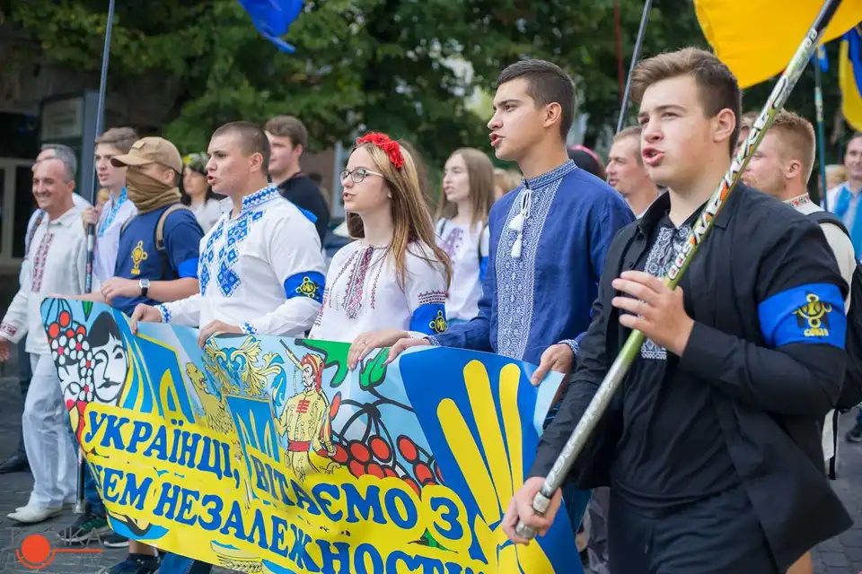 Кількасот жителів Кропивницького у вишиванках пройшлись центром міста (ФОТОРЕПОРТАЖ) фото 1