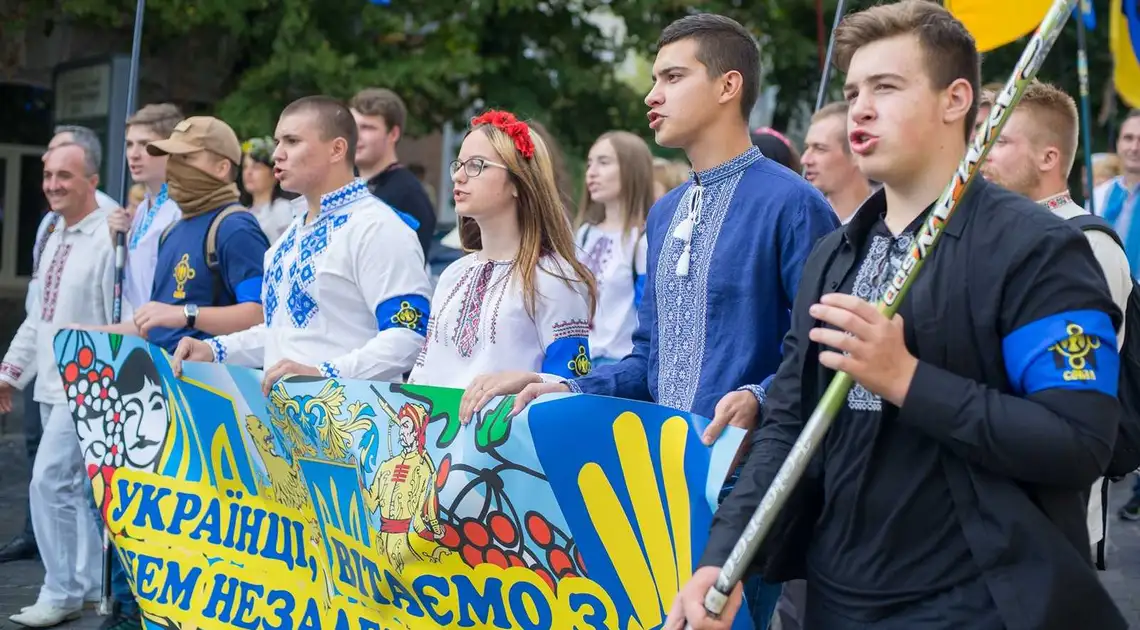 Кількасот жителів Кропивницького у вишиванках пройшлись центром міста (ФОТОРЕПОРТАЖ) фото 1