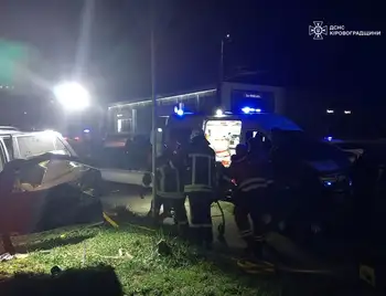рятувальники діставали травмованого чоловіка з авто