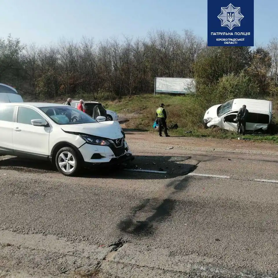 На Кіровоградщині внаслідок ДТП автомобіль "Peugeot" злетів у кювет (ФОТО)