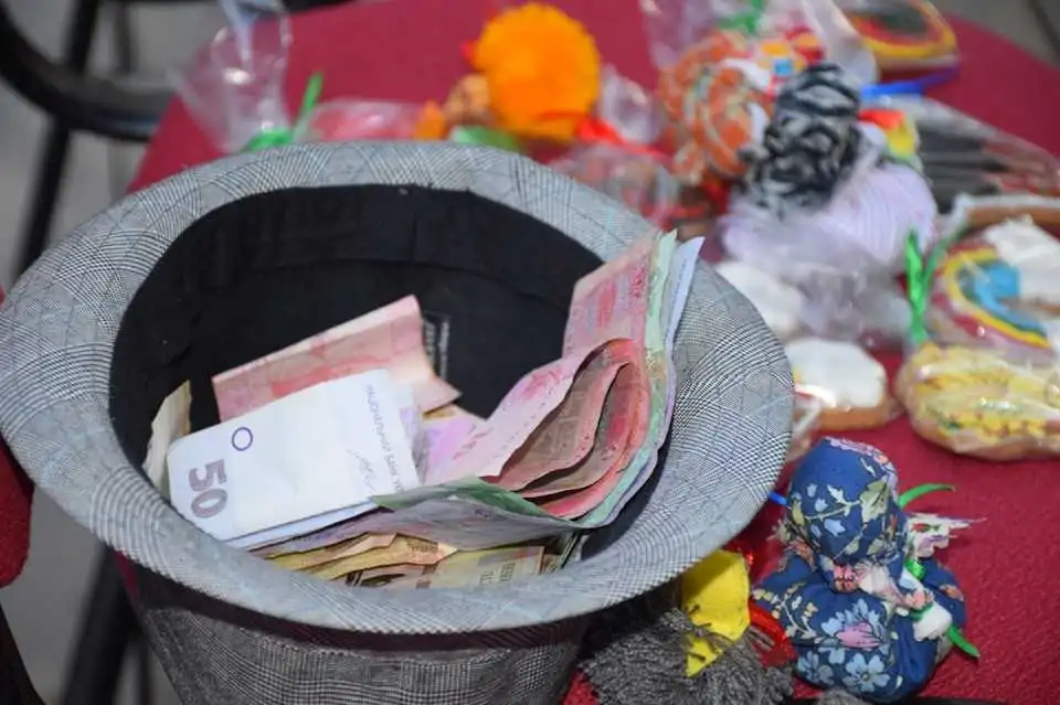 Школярі в Кропивницькому віддали хворим дітям кошти, зекономлені на квітах до Дня вчителя