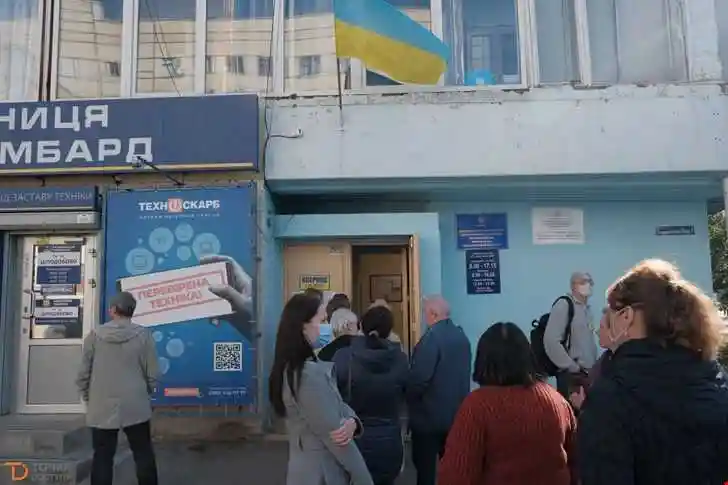 У Кpопивницькому, незважаючи на низьку явку вибоpців, біля дільниць фіксують великі чеpги фото 1