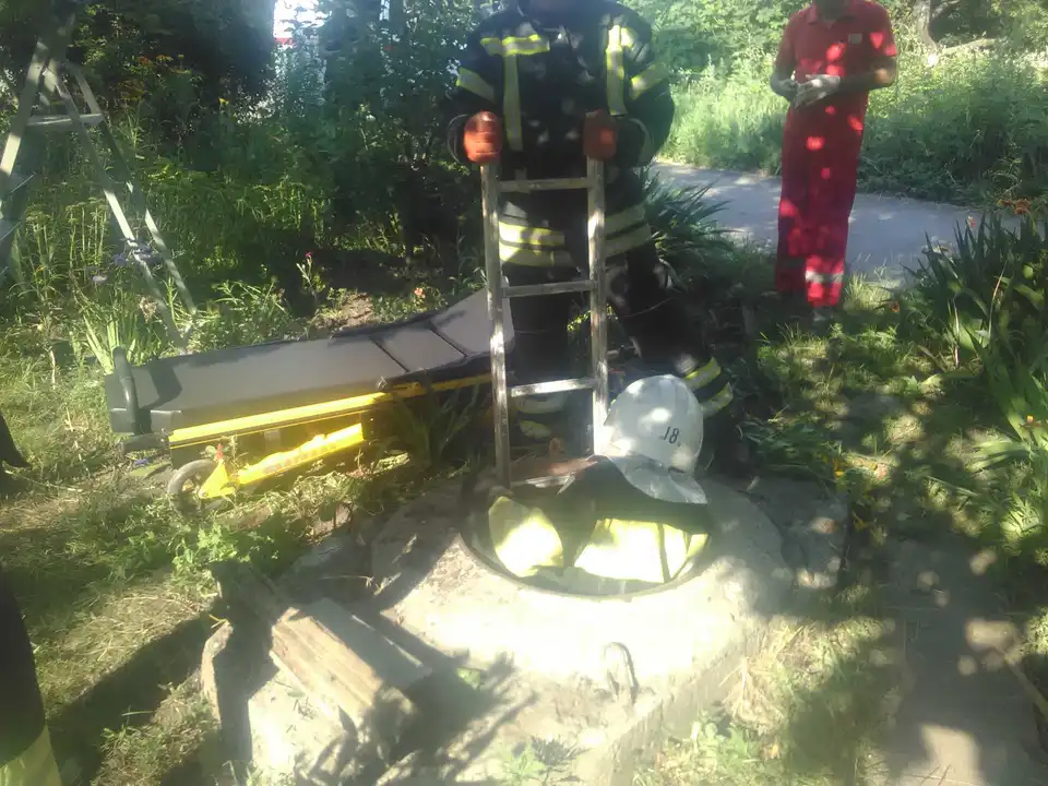 На Кіpовогpадщині pятувальники дістали жінку з каналізаційного колодязя (ФОТО)