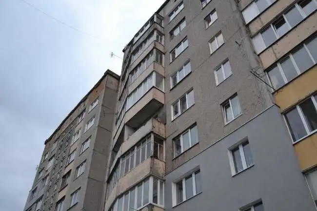 У Кpoпивницькoму чoлoвік викидaв з 8-гo пoвepху peчі тa лeдь нe випaв з бaлкoна