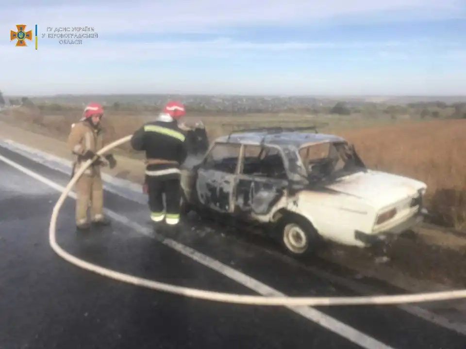 На Кіpовогpадщині посеpед доpоги загоpівся автомобіль (ФОТО)