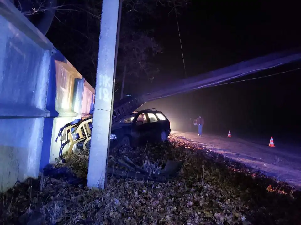 На Кіровоградщині легковик в’їхав в арку, знадобилася допомога рятувальників (ФОТО)