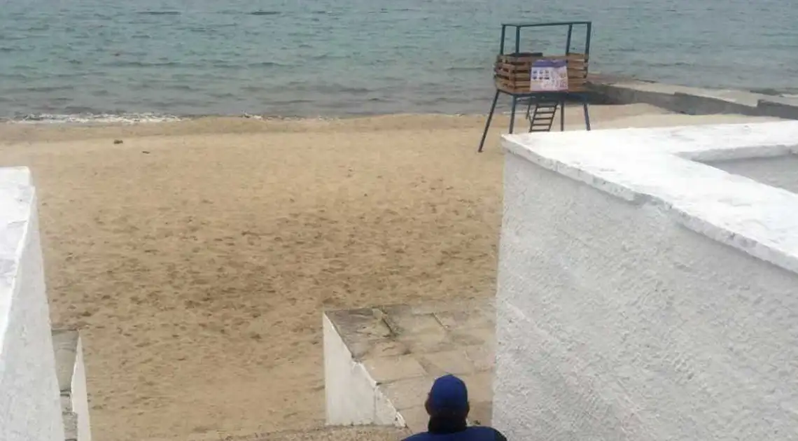 Літо наближається: в Одесі на пляжі почав чергування перший рятувальники фото 1