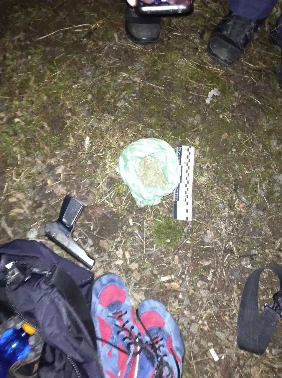 У Кропивницькому гвардійці затримали двох молодиків із пістолетом та канабісом