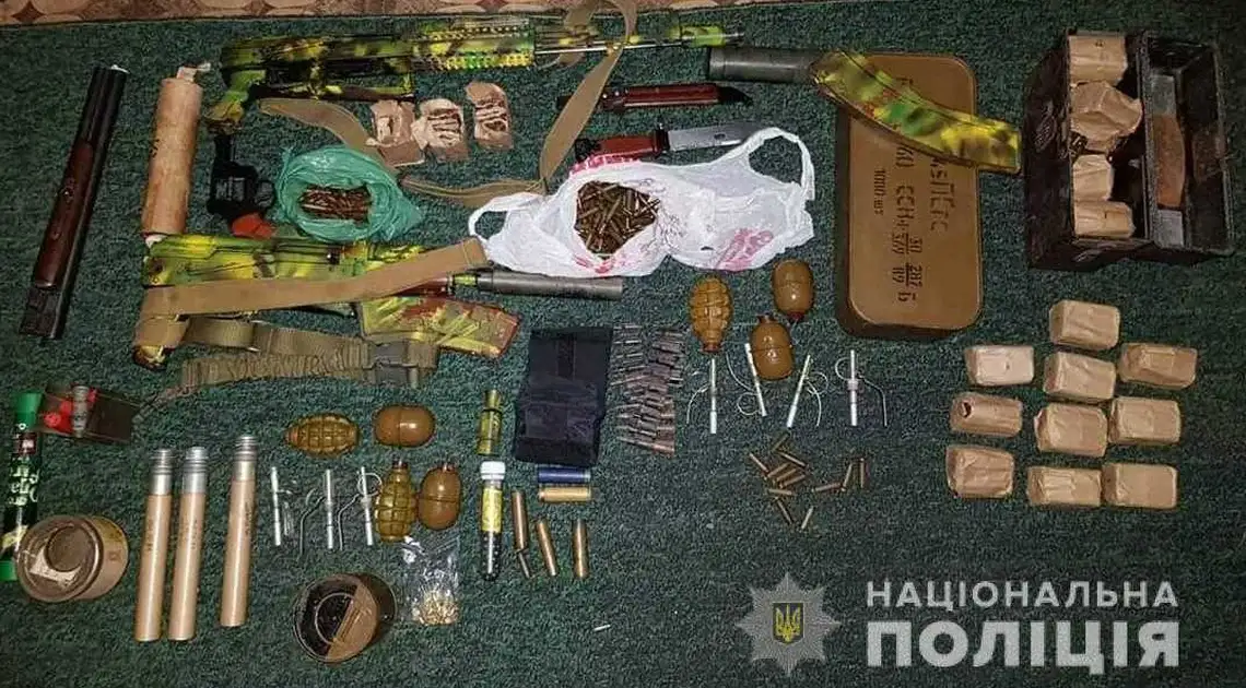 На Кіровоградщині в 55-річного чоловіка знайшли арсенал зброї та наркотики (ФОТО) фото 1