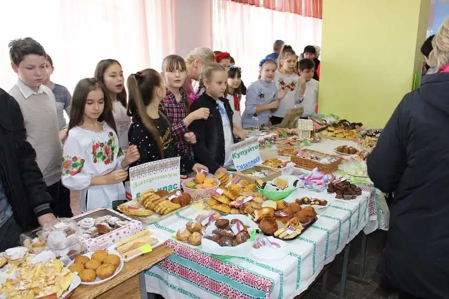Діти на Кіровоградщині влаштували благодійний ярмарок до Дня Святого Миколая (ФОТО) фото 1