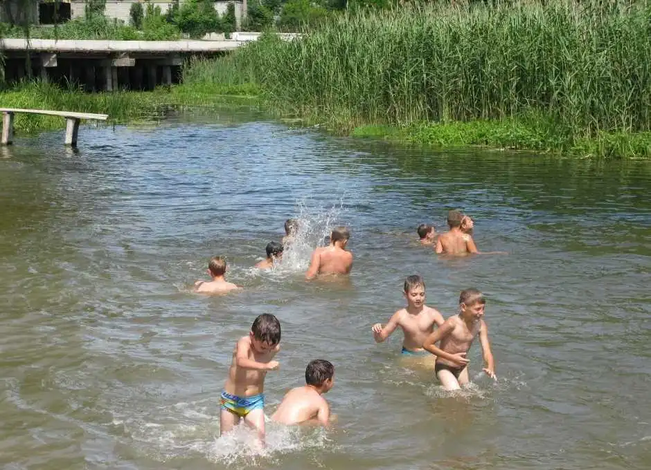 Як безпечно купатися влітку: поради лікарів фото 1