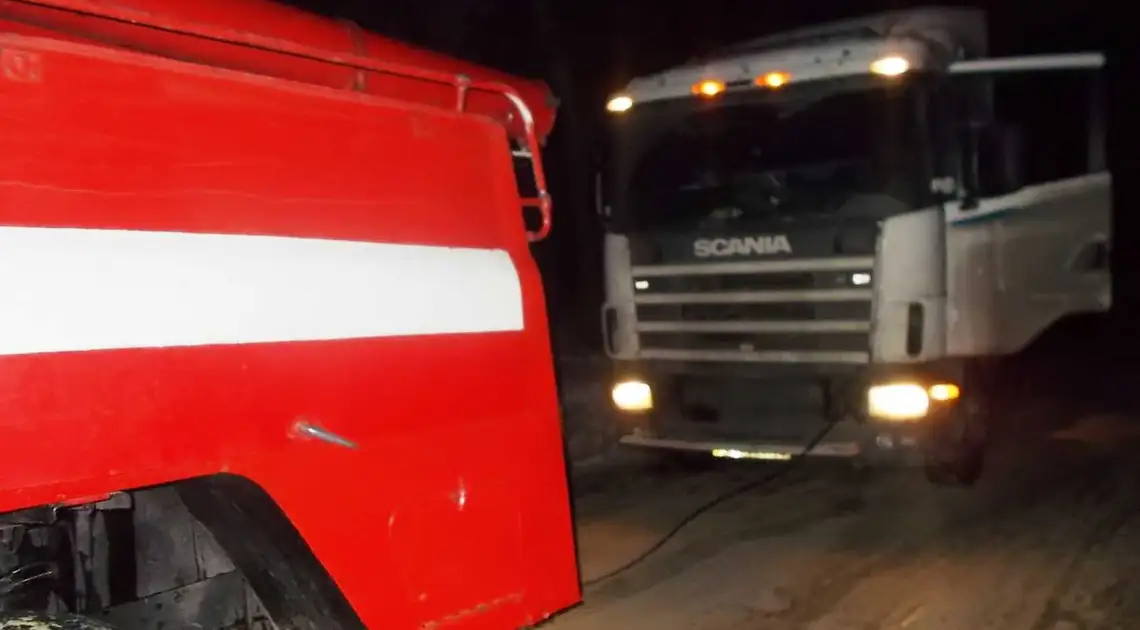 На Кіровоградщині вантажна «Scania» заблокувала складний відрізок дороги (ФОТО) фото 1