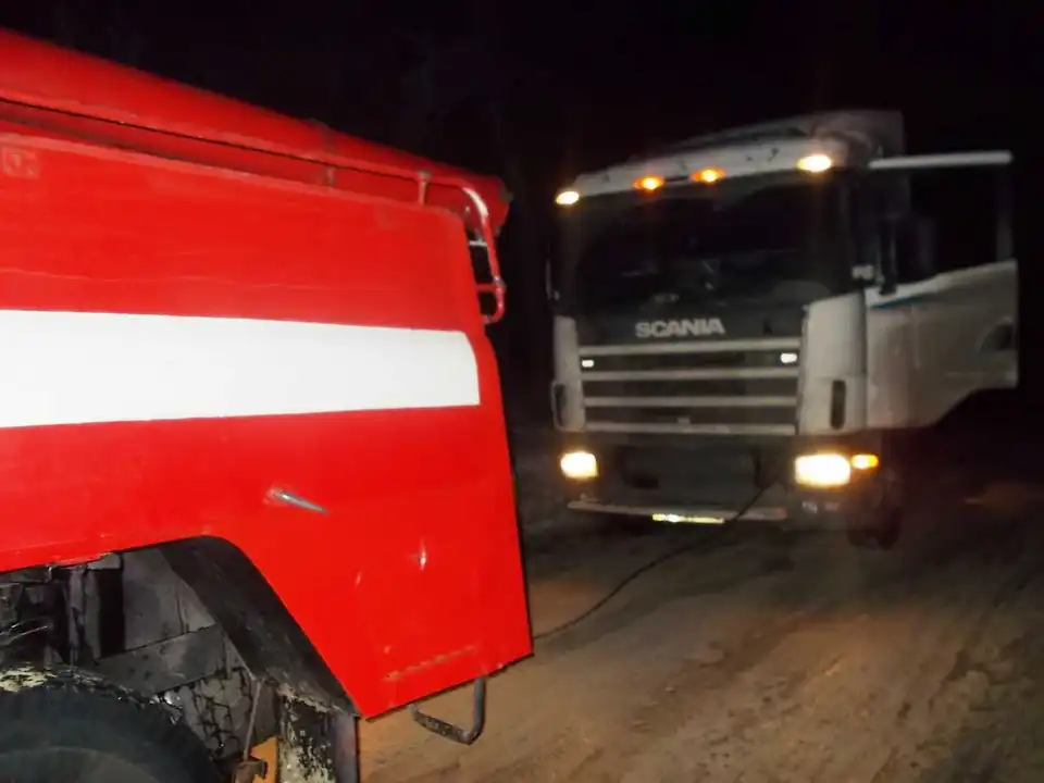 На Кіровоградщині вантажна «Scania» заблокувала складний відрізок дороги (ФОТО)