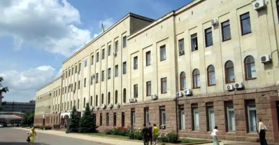 В приміщенні Кіровоградської ОДА правоохоронці проводять обшуки фото 1
