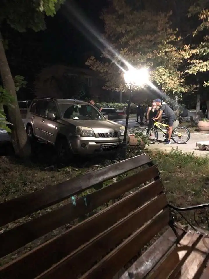 ДТП на Кіровоградщині: водій позашляховика зніс бетонний паркан та бордюри в парку (ФОТО)