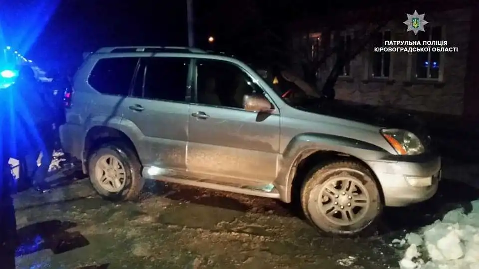 По зустрічній і на червоний: у Кропивницькому п'яний водій «Лексуса» влаштував патрульним «Форсаж» (ФОТО)