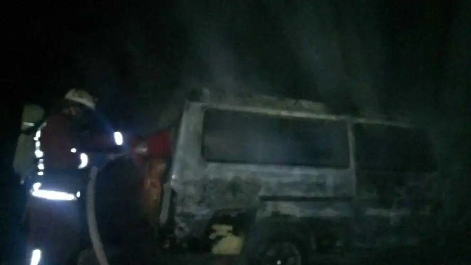 На Кіровоградщині посеред дороги згорів мікроавтобус (ФОТО)