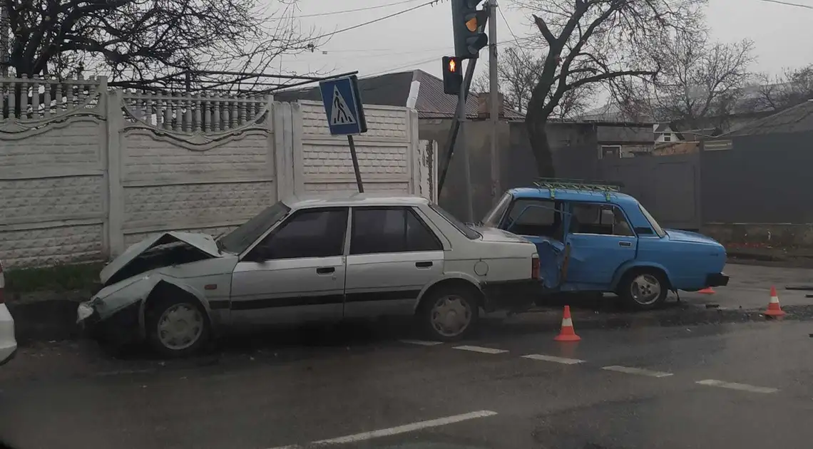 У Кропивницькому зіткнулися Mazda тa ВАЗ, троє людей постраждали (ФОТО, ВІДЕО) фото 1