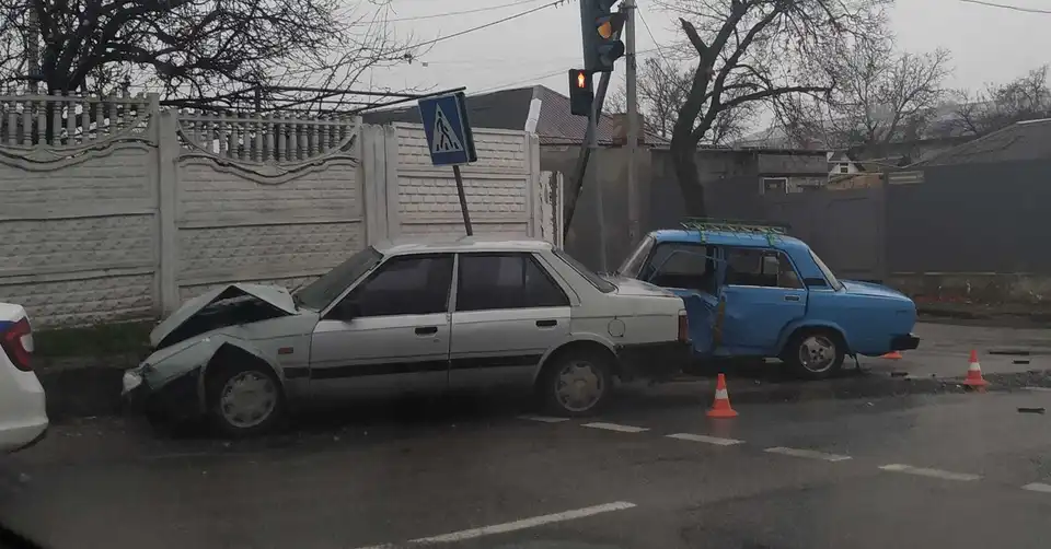 У Кропивницькому зіткнулися Mazda тa ВАЗ, троє людей постраждали (ФОТО, ВІДЕО)