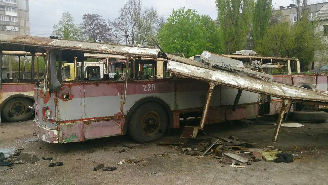 Замість реставрації тролейбуси "Єлисаветградської транспортної кампанії" безжально ріжуть на металобрухт (ФОТО) фото 1