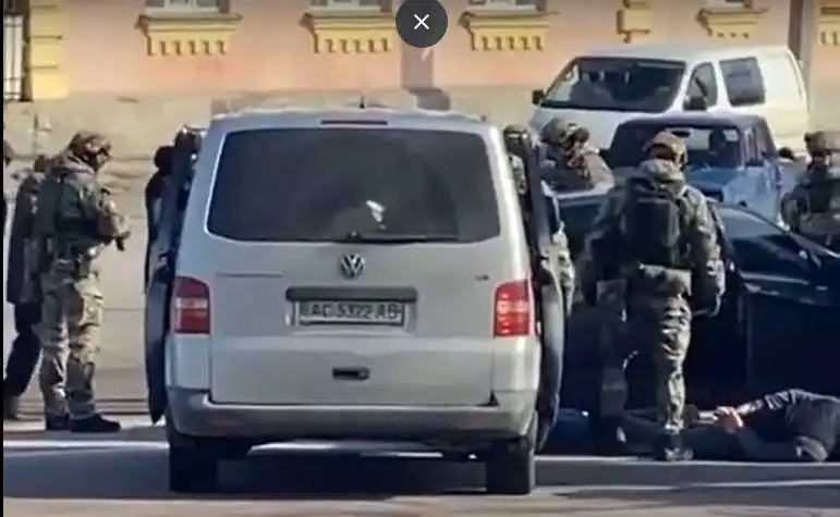 У центрі Кропивницького затримали групу, підозрювану в майнових злочинах (ВІДЕО)