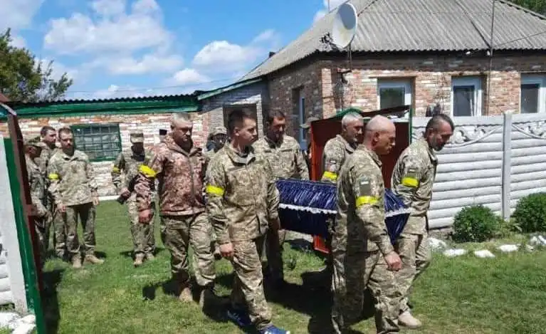 В громаді на Кіровоградщині попрощалися із загиблим Героєм (ФОТО)