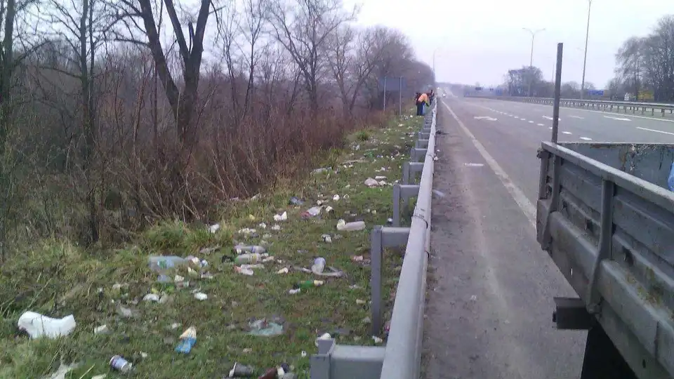 Українських водіїв штрафуватимуть за сміття на узбіччях