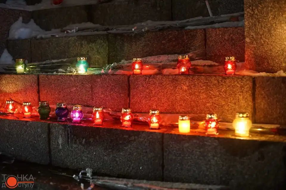 У центрі Кропивницького на честь захисників України запалили свічки пам'яті (ФОТОРЕПОРТАЖ) фото 1