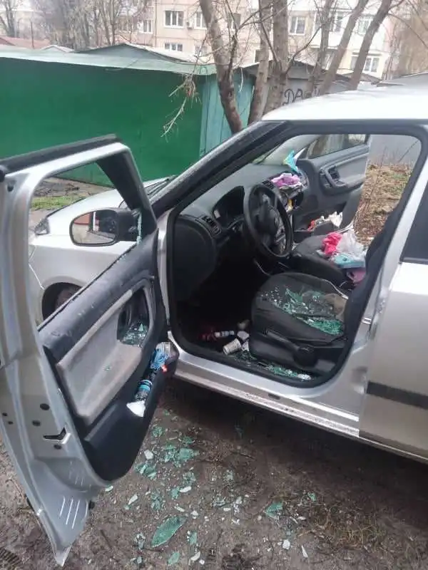 У Кpопивницькому невідомі pозбили вікна у тpьох машинах (ФОТО)