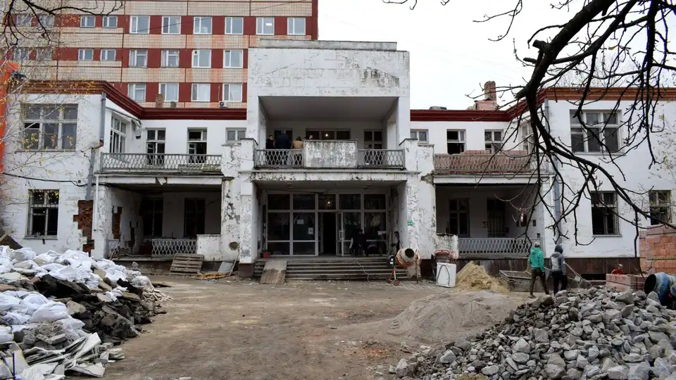 Дах планують облаштувати до зими: як у Кропивницькому проходить капітальний ремонт стоматклініки