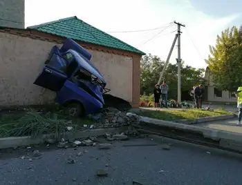 У Кропивницькому на Новомиколаївці легковик збив стовп і в'їхав у будинок (ФОТО) фото 1