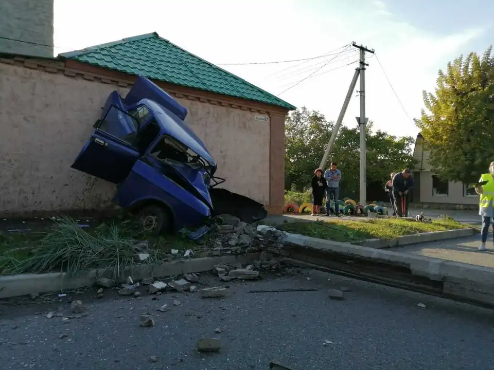 У Кропивницькому на Новомиколаївці легковик збив стовп і в'їхав у будинок (ФОТО) фото 1