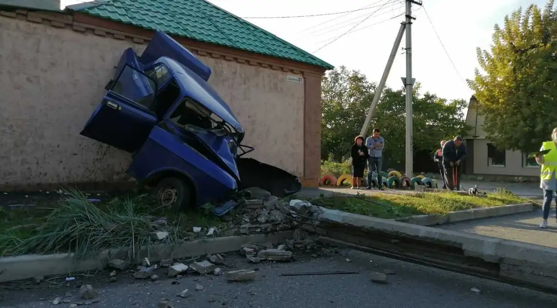 У Кропивницькому на Новомиколаївці легковик збив стовп і в'їхав у будинок (ФОТО) фото 1